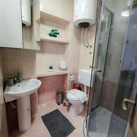بيت ضيافة Private Bedroom With Bathroom 2*