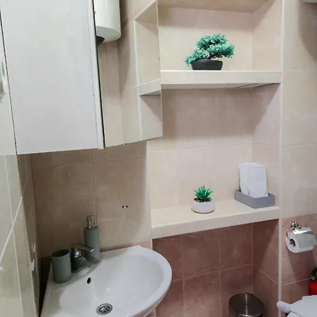 بيت ضيافة Private Bedroom With Bathroom 2*